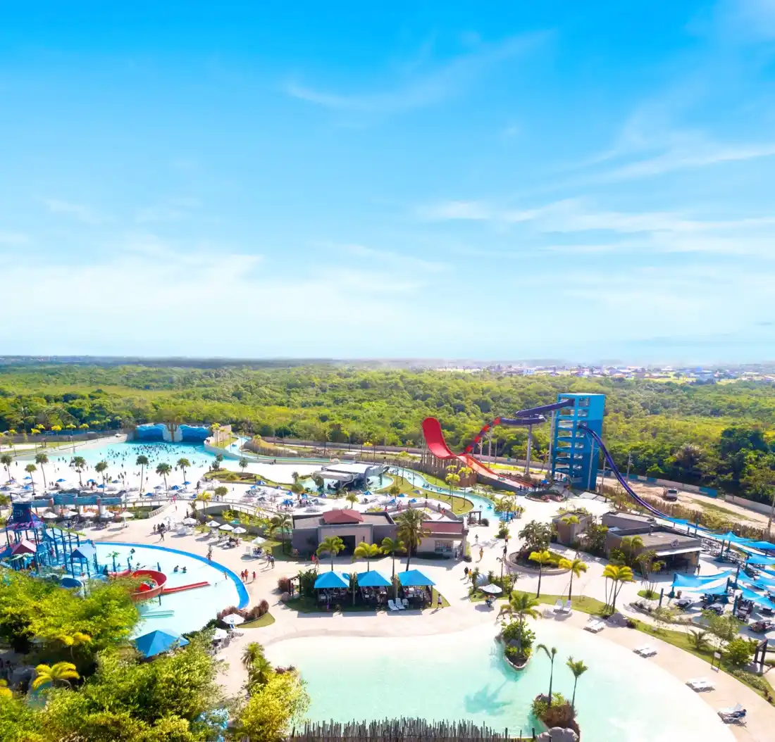 Vista aérea de um parque aquático com piscinas e toboáguas na região de Salinópolis